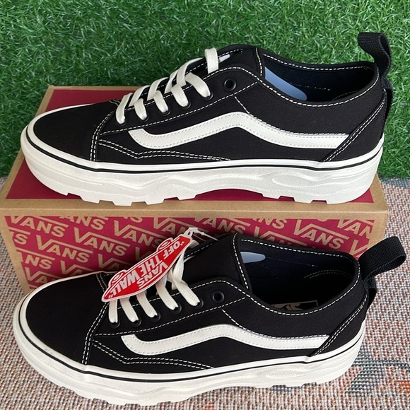 Vans Men’s Sentry Old Skool (Canvas) Black/Marshmallow
VN0A5KR3VQE
Sneakers - Picture 4 of 16